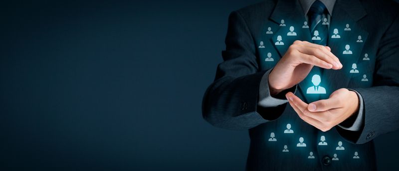 Sfondo geometrico con triangoli e sfumature di colore.